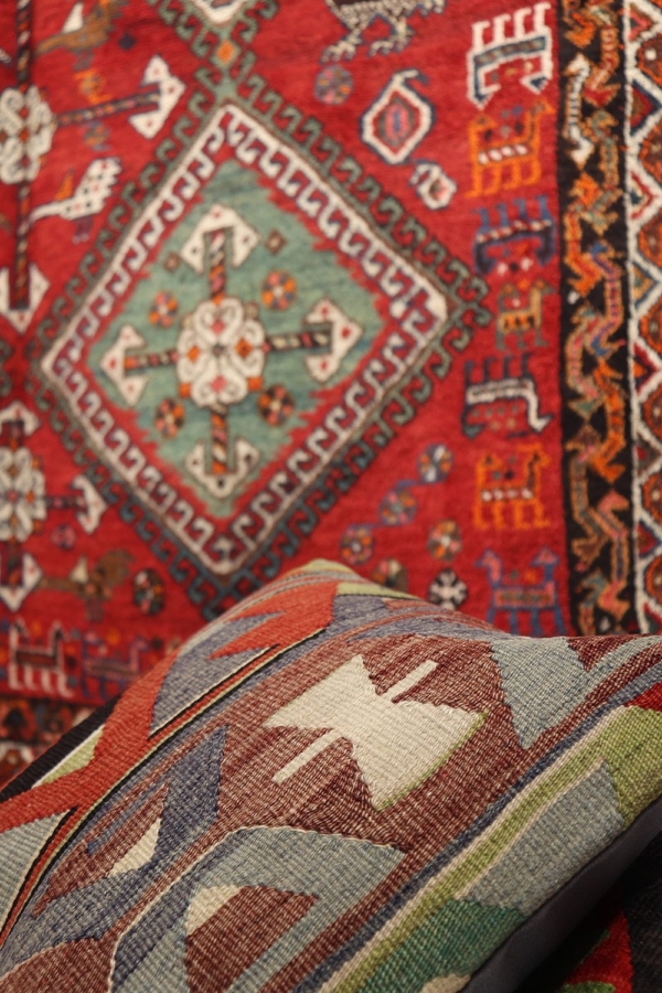 Semi-antique Shekarlu Qashqai rug from Iran. 290x163 cms - Image 8