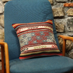 Cojín étnico de kilim, Turquía. 40×40 cms