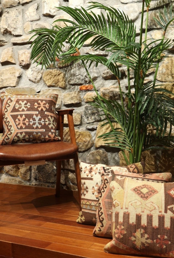 Kilim cushion, Turkey. 40×40 cms