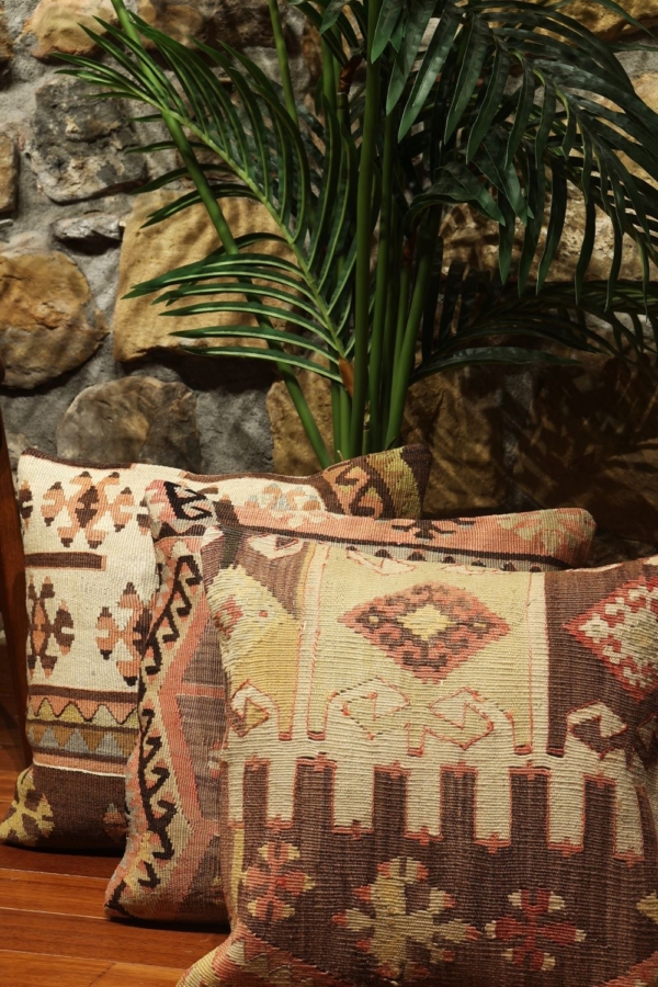 Kilim cushion, Turkey. 40×40 cms - Image 2