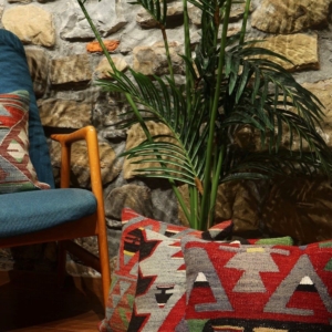 Cojín étnico de kilim, Turquía. 40×40 cms