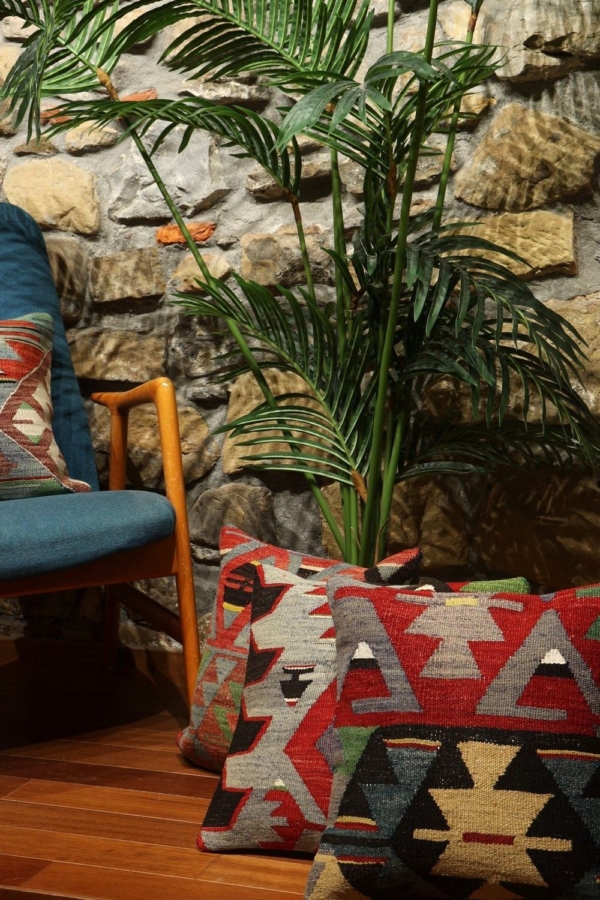 Kilim cushion, Turkey. 40×40 cms