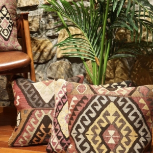 Cojín étnico de kilim, Turquía. 40×40 cms