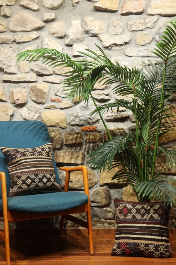 Kilim cushion, Turkey. 40×40 cms