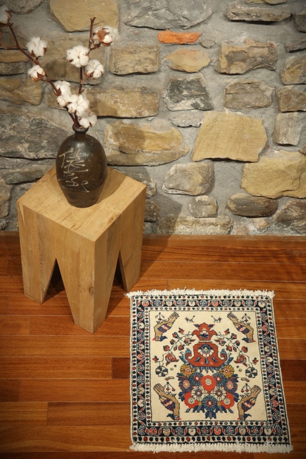 Semi-antique Afshar rug from Iran. 56x48 cms