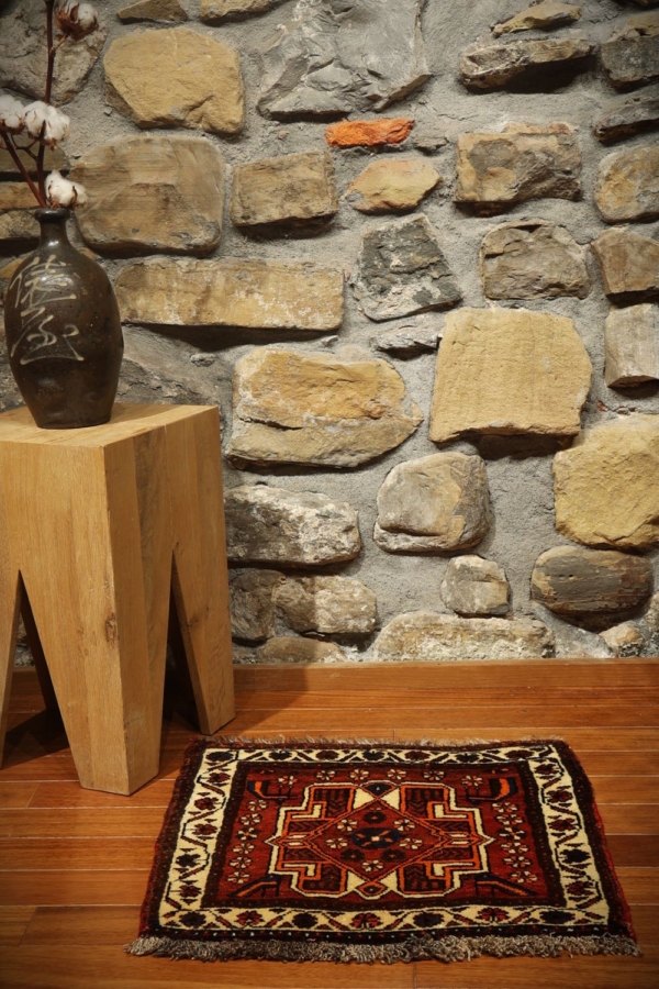 Semi-antique Qashqai rug from Iran. 50x50 cms