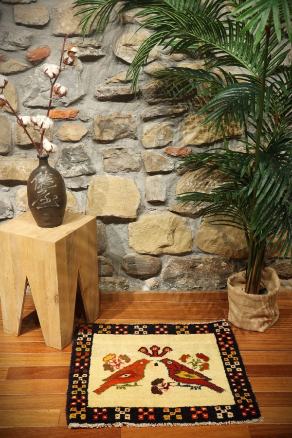 Vintage Qashqai rug from Iran. 62x60 cms