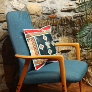 Cojín étnico de cuero Tuareg, Niger. 40×40 cms