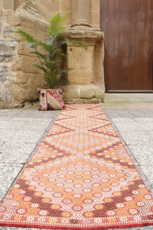 Kilim semi antiguo de Sivas, Turquía. 310x70 cms