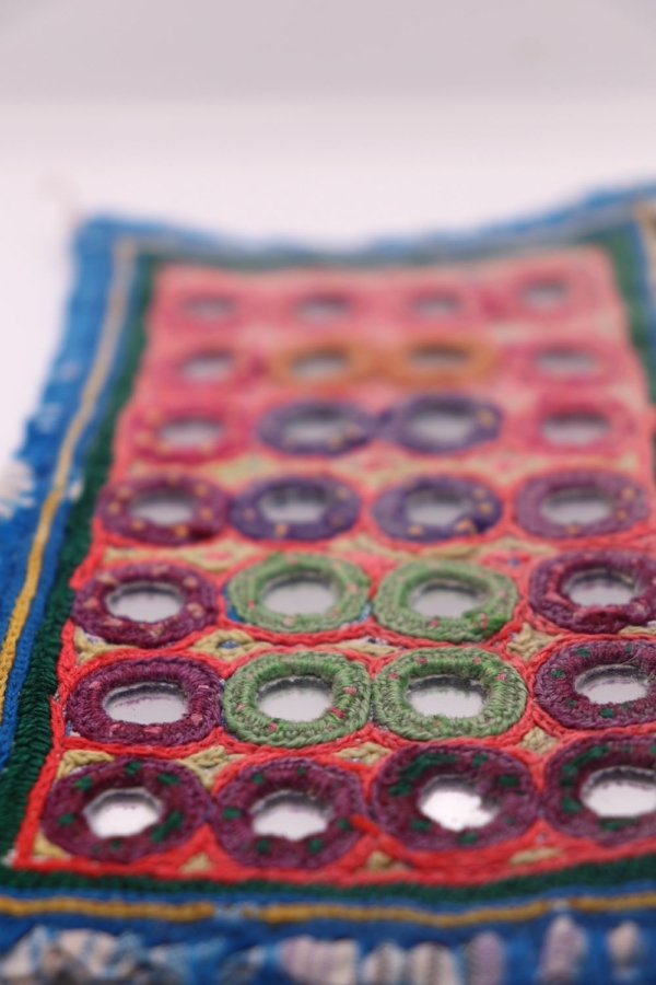 Textil vintage de Gujarat, India. 16x9,5 cms - Imagen 4