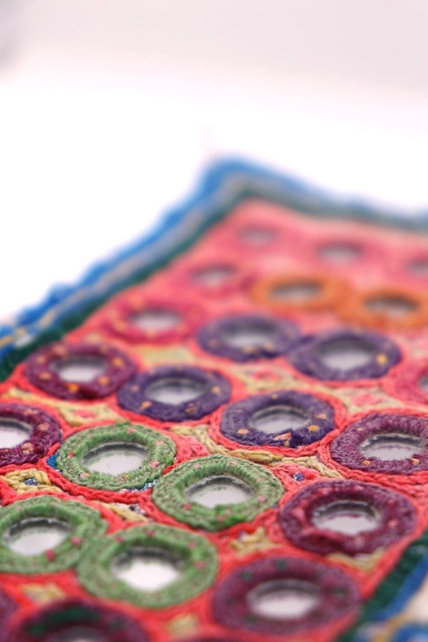 Textil vintage de Gujarat, India. 16x9,5 cms - Imagen 2