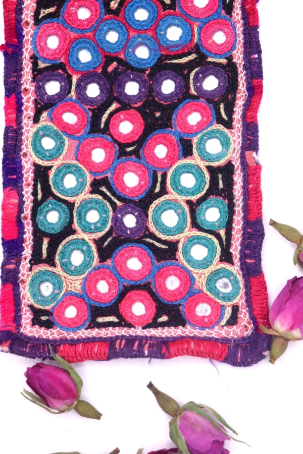 Vintage Gujarati textile from India. 15x8 cms - Image 4
