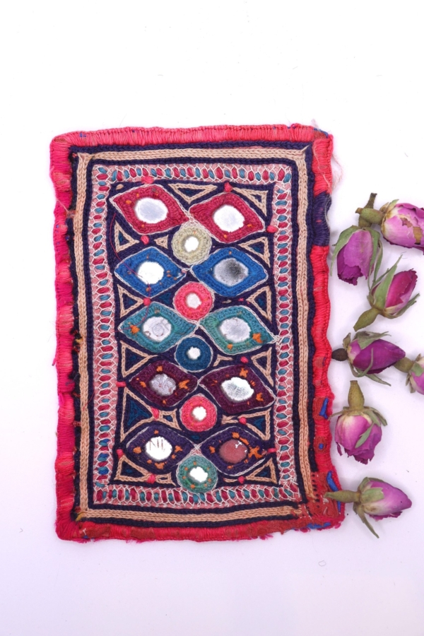 Textil vintage de Gujarat, India. 13,5x9 cms