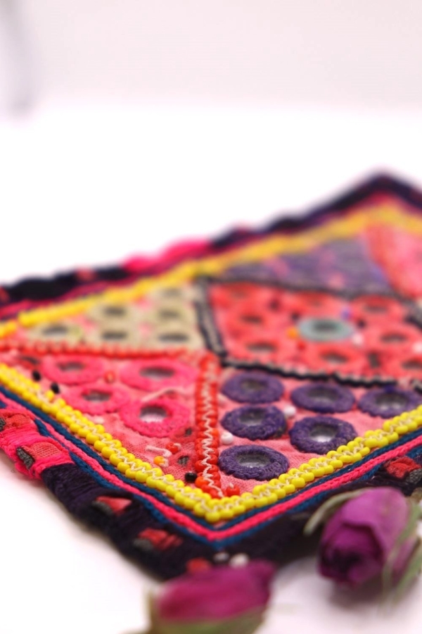 Textil vintage de Gujarat, India. 14x10 cms - Imagen 2