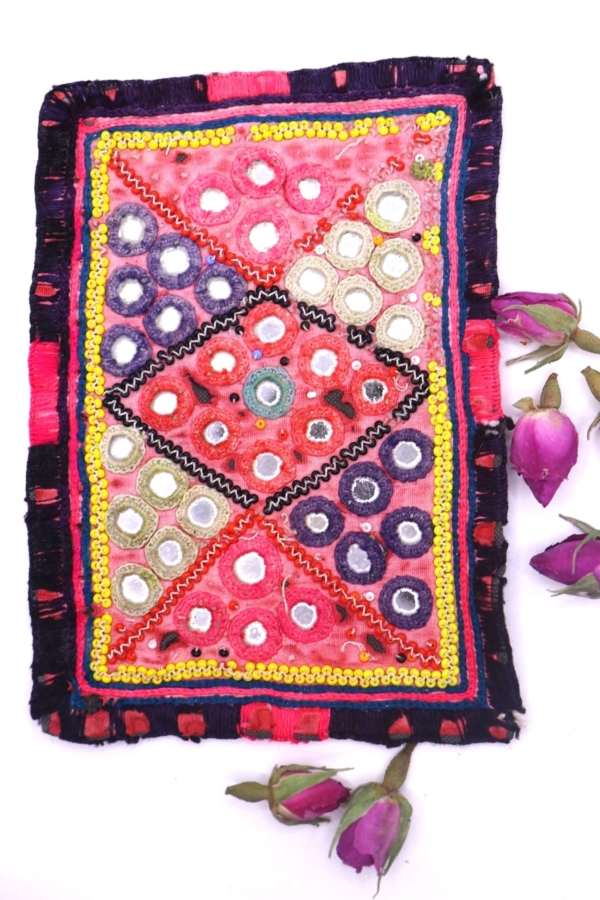 Textil vintage de Gujarat, India. 14x10 cms