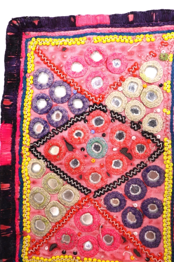 Textil vintage de Gujarat, India. 14x10 cms - Imagen 3