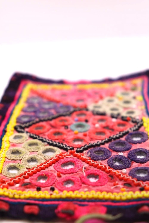 Textil vintage de Gujarat, India. 14x10 cms - Imagen 4