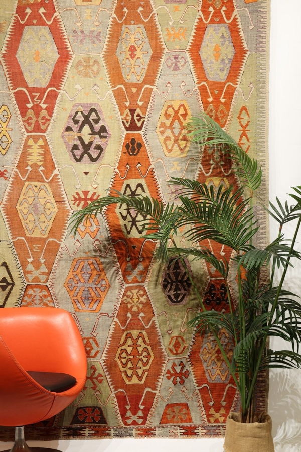 Semi-antique Barak kilim from Turkey. 283x155 cms