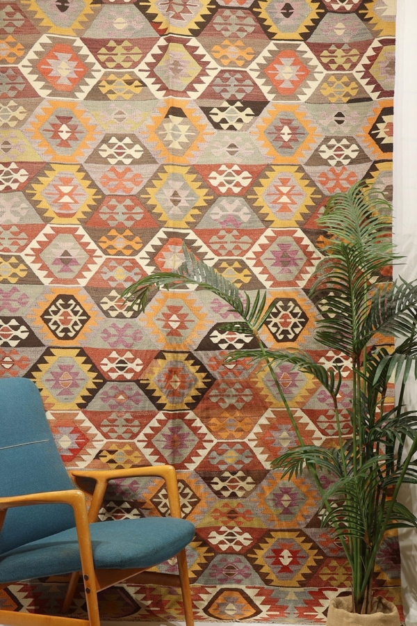 Semi-antique kilim from Tavas, Turkey. 290×172 cms