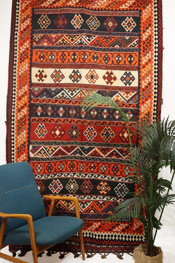 Semi-antique kilim Qashqai from Iran. 291×160 cms