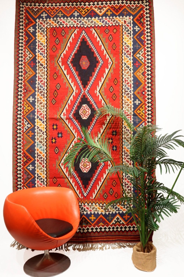 Kilim semi antiguo Qashqai, Irán. 280×159 cms