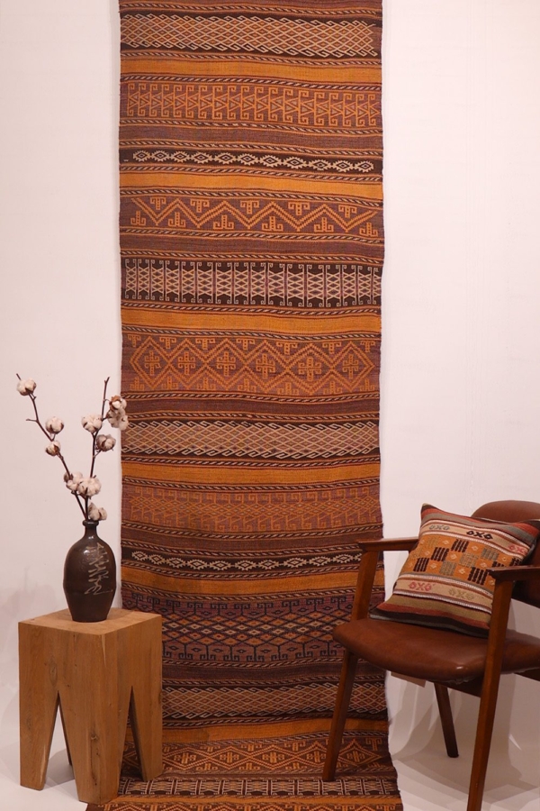 Kilim semi antiguo Aimaq Baluch, Afganistán. 335x83 cms