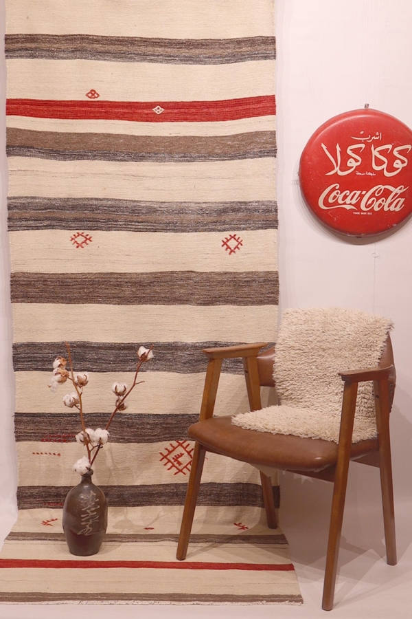 Kilim semi antiguo de Tomarza, Turquía. 252x91 cms