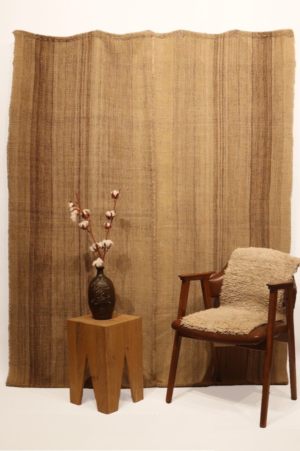 Semi-antique Qashqai kilim from Iran. 202x168 cms
