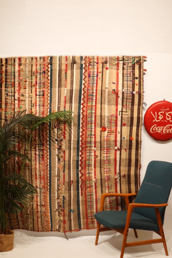 Semi-antique Qashqai kilim from Iran. 178x163 cms