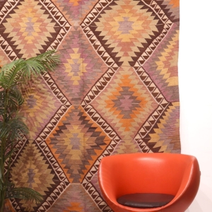 Kilim semi antiguo de Sutlegen, Turquía. 265x163 cms