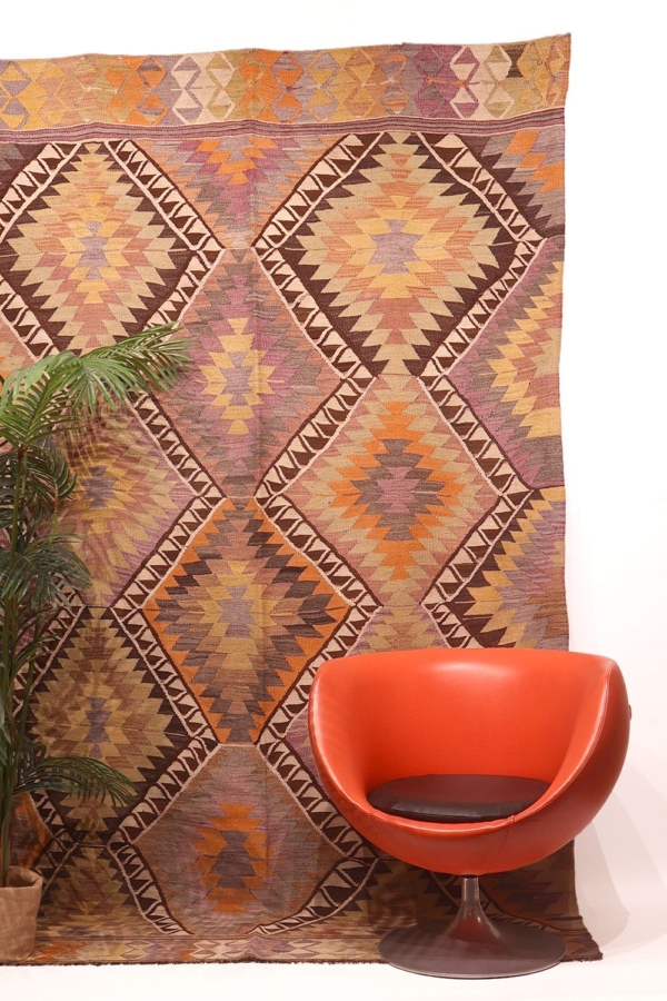 Semi-antique Sutlegen kilim from Turkey. 265x163 cms