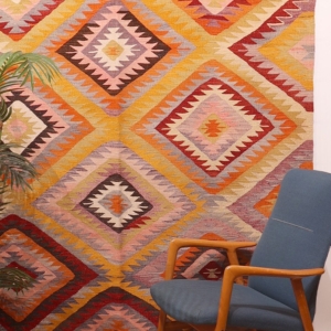 Kilim semi antiguo de Denizli, Turquía. 275x185 cms