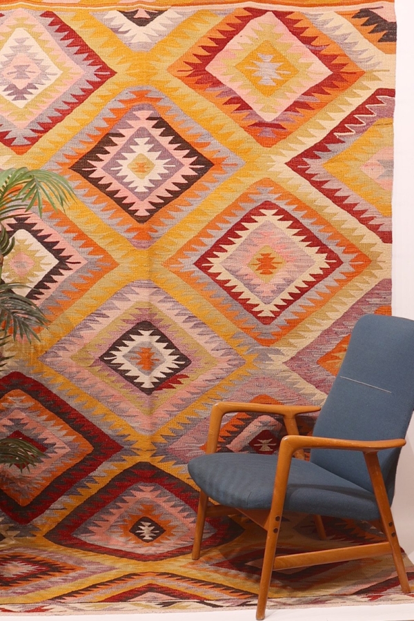 Kilim semi antiguo de Denizli, Turquía. 275x185 cms