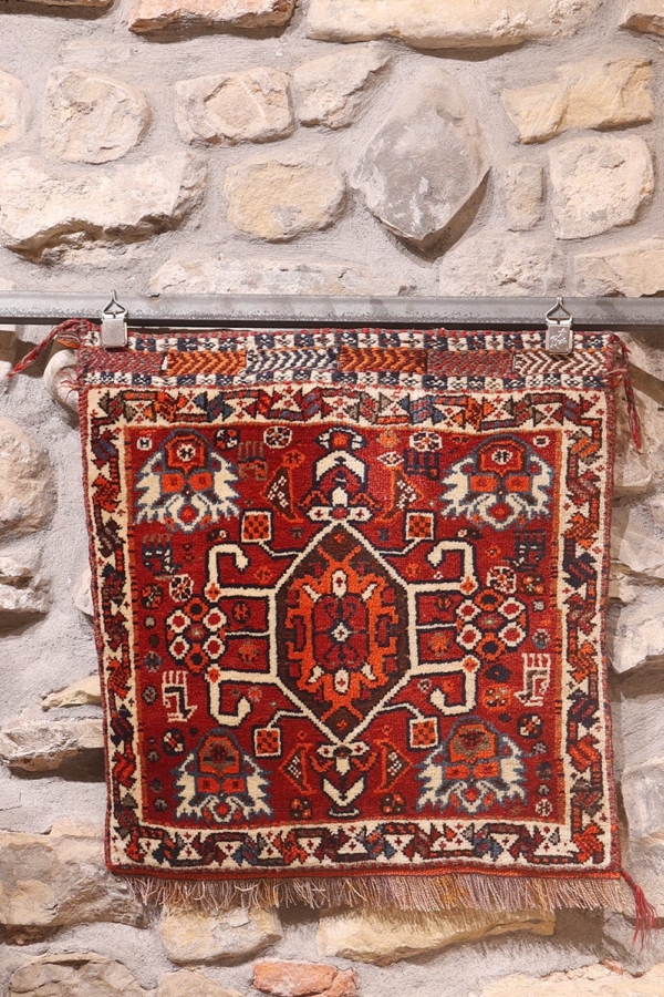 Vintage Qashqai rug from Iran. 57x57 cms - Image 2