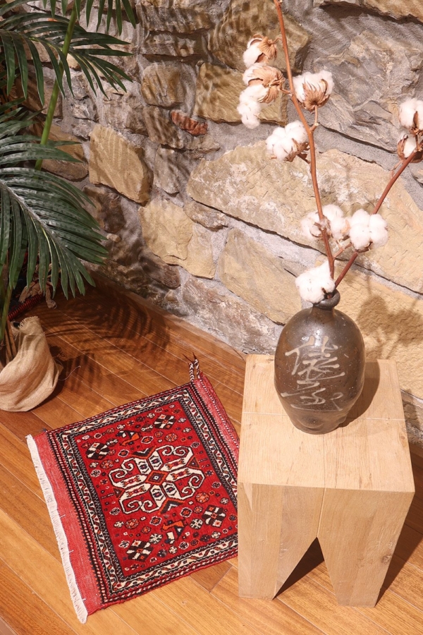 Vintage Qashqai rug from Iran. 47x50 cms