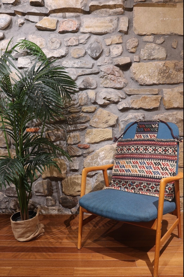 Bolsa de sal o namakdan semi antigua Árabe, Irán. 67x52 cms