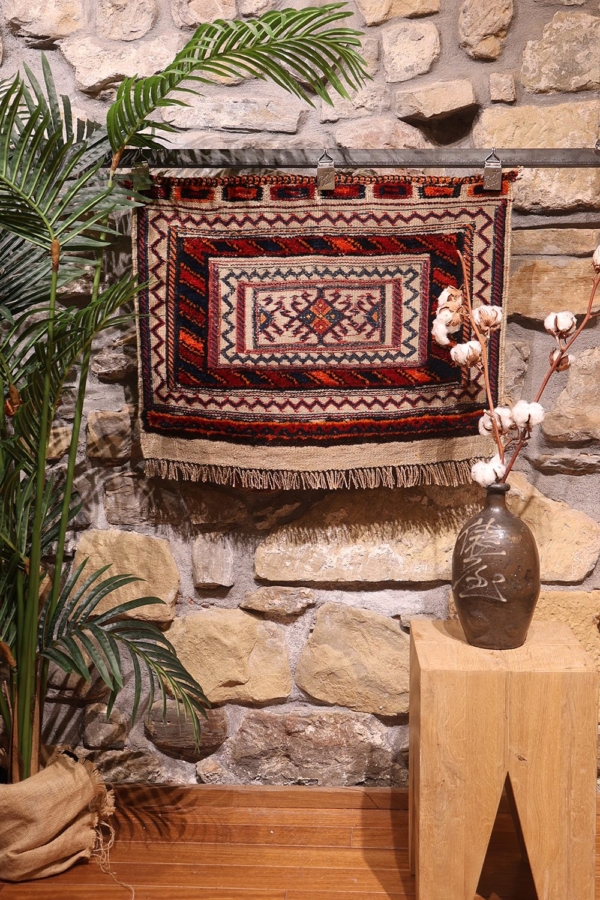 Semi-antique Bakhtiari kilim from Iran. 70x54 cms