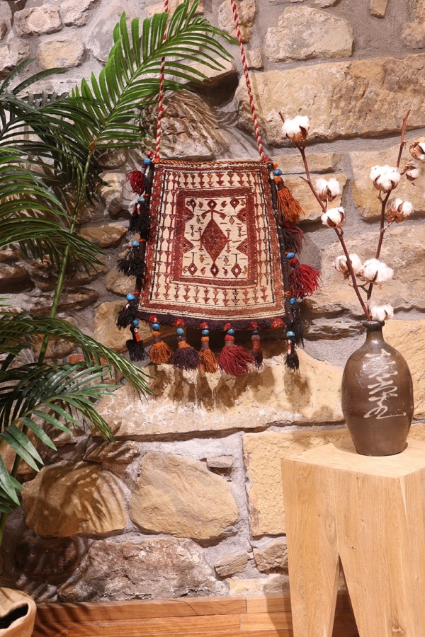 Semi-antique Bakhtiari handbag or chantah from Iran. 40x38 cms - Image 3