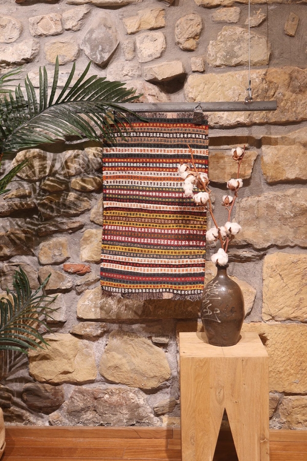 Semi-antique Bakhtiari kilim from Iran. 63x38 cms