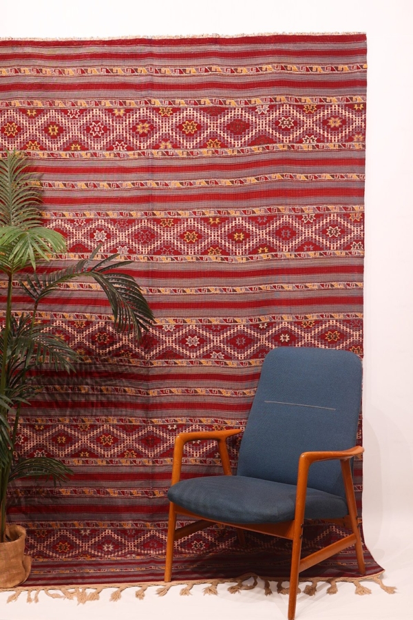 Semi-antique Bergama kilim from Turkey. 255x183 cms