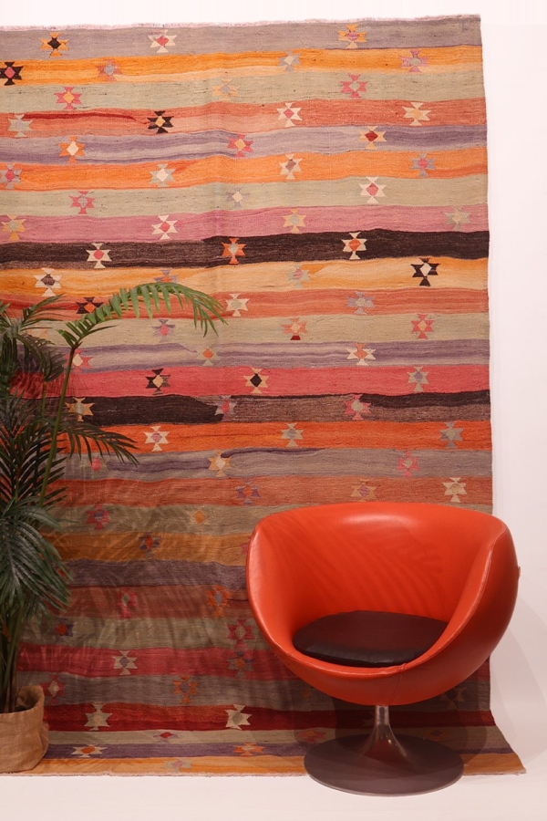 Kilim semi antiguo de Elmali, Turquía. 258x171 cms