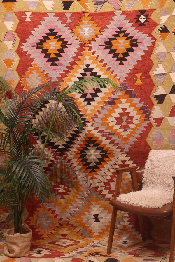 Kilim semi antiguo de Çal, Turquía. 276x163 cms
