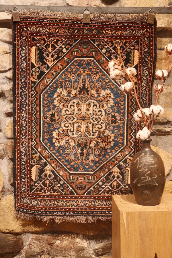 Alfombra antigua Qashqai, Irán. 94x69 cms