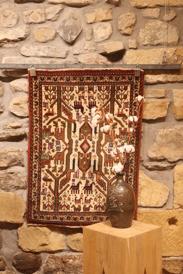 Semi-antique afshar rug from Iran. 91x64 cms