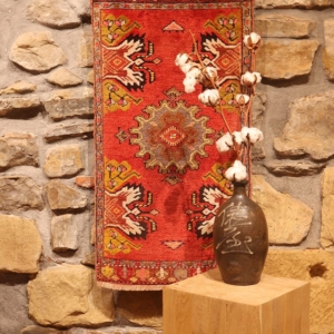 Alfombra semi antigua de Turquía. 91x48 cms