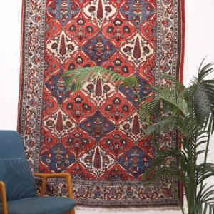 Semi-antique Bakhtiari rug from Iran. 203x138 cms