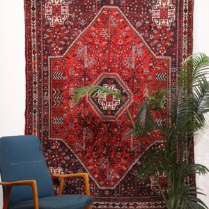 Semi-antique Qashqai rug from Iran. 202x154 cms