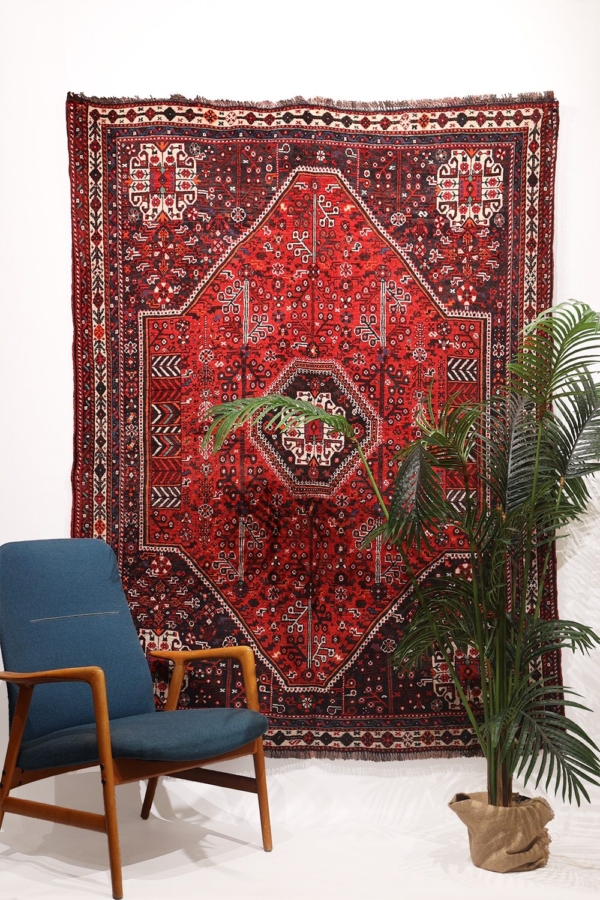 Semi-antique Qashqai rug from Iran. 202x154 cms