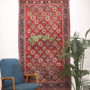 Semi-antique Qashqai rug from Iran. 208x118 cms