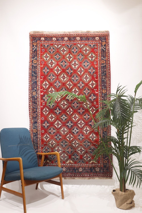 Semi-antique Qashqai rug from Iran. 208x118 cms